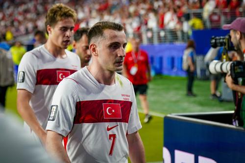 Kerem Akturkoglu (dreapta), scandal cu fanii după eliminarea de la Mondial/ Foto: Imago