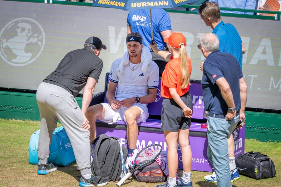 Alexander Zverev primind atenția medicilor FOTO Guliver/GettyImages Alexander Zverev a vorbit despre problemele pe care le-a avut în timpul semifinalei de la Halle: „Mi-am injectat mai multă insulină decât trebuia”