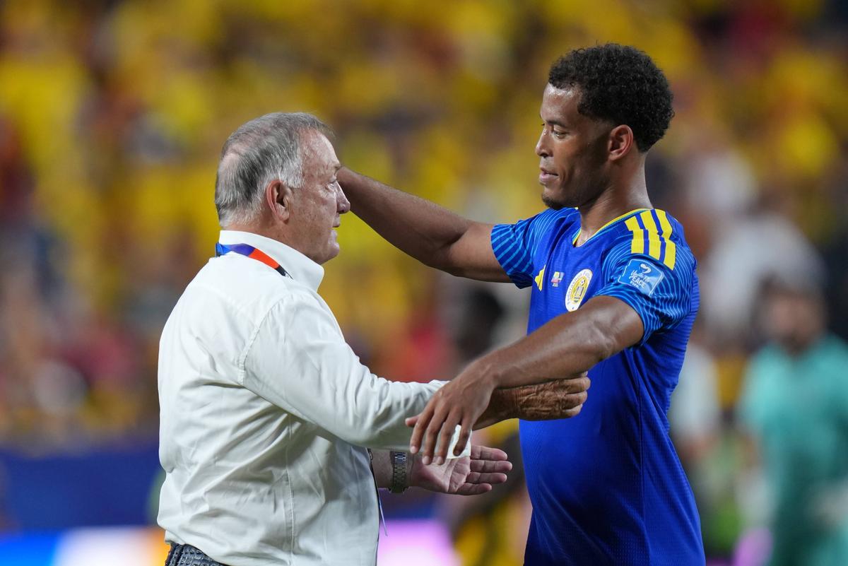 Imagini rare! Selecționerul a început să plângă pe teren după finalul meciului de la Mondial