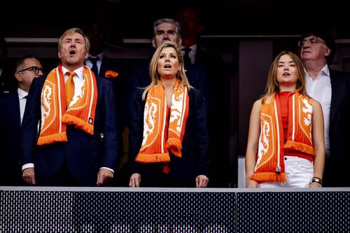 Regele Willem-Alexander, regina Maxima și fiica lor, la intonarea imnului Olandei / Foto: Imago