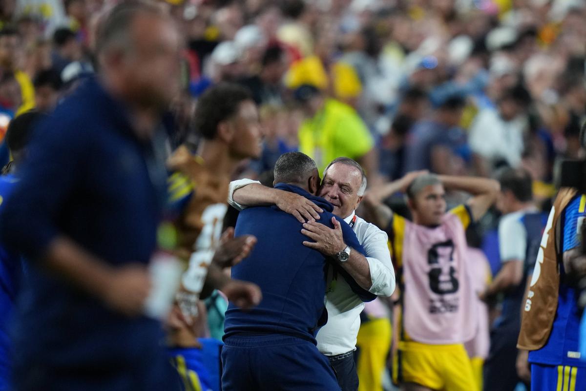 Imagini rare! Selecționerul a început să plângă pe teren după finalul meciului de la Mondial