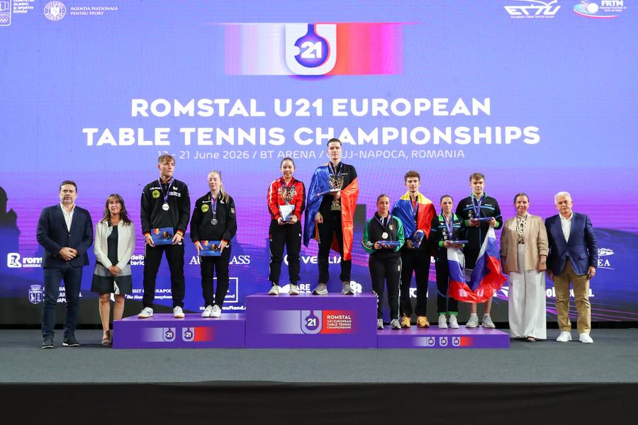 Poidiumul de la dublu mixt la Campioantele Europene U21 de la Cluj-Napoca FOTO FRTM Iulian Chiriță a cucerit aurul la dublu mixt alături de galeza Anna Hursey în cadrul Campionatelor Europene U21 de la Cluj-Napoca