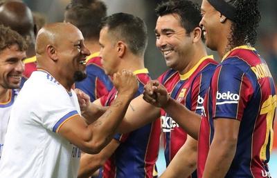 Real Madrid s-a impus în fața Barcelonei în meciul legendelor » Ronaldinho, memorabil la 41 de ani: același surâs, același joc fabulos