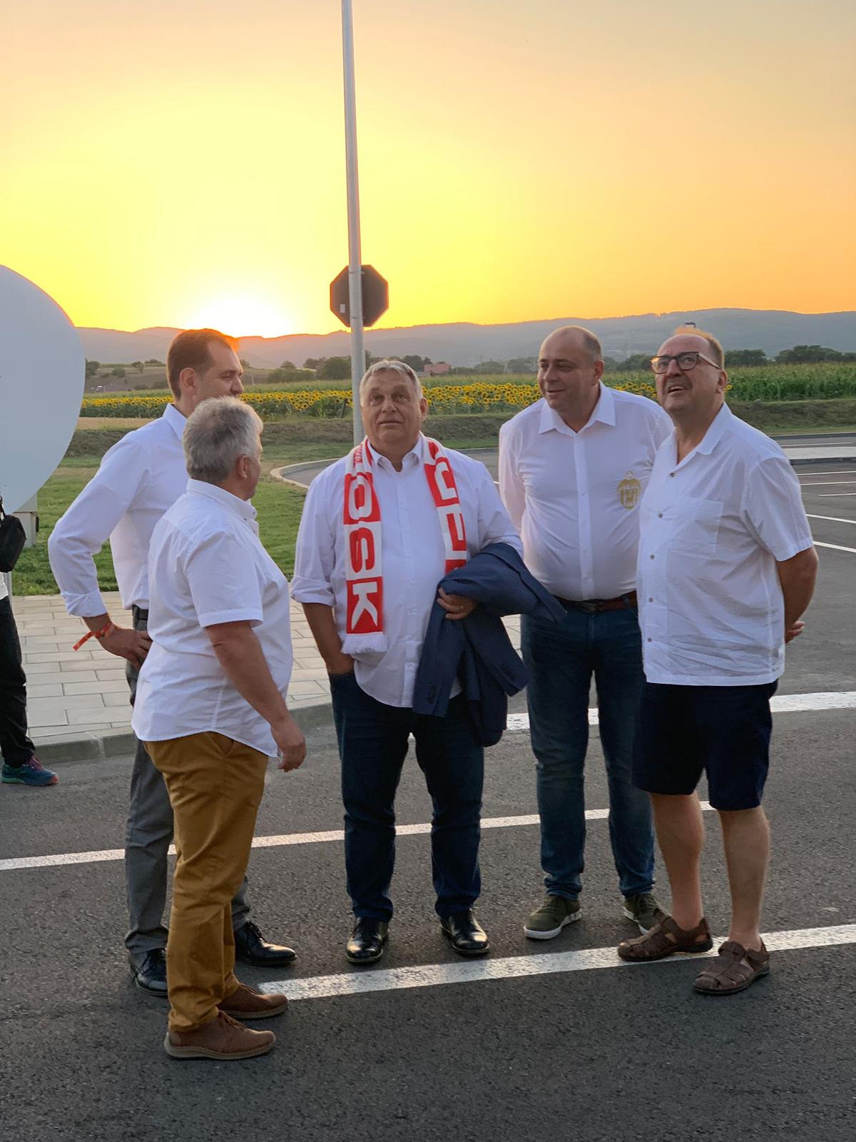 Cum s-a purtat Viktor Orban, premierul Ungariei, cu fanii care l-au așteptat până după miezul nopții