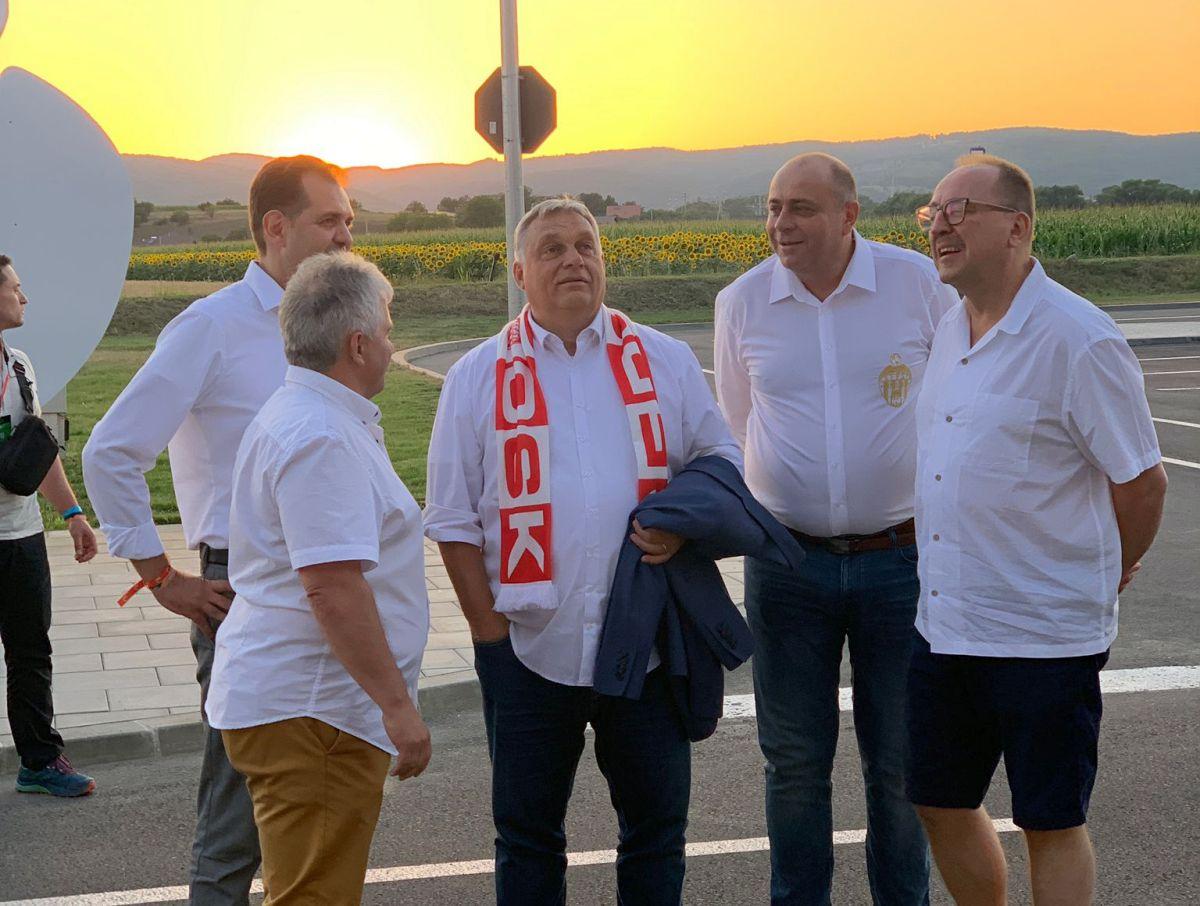Viktor Orban, premierul Ungariei, a apărut cu fularul lui Sepsi la gât și a fost aplaudat de întreg stadionul » SPP-ul i-a controlat până și pe jurnaliști!