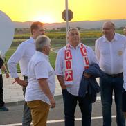 Premierul Ungariei a apărut cu fularul lui Sepsi la gât și a fost aplaudat de întreg stadionul  / Sursă foto: Iosif Popescu (GSP)
