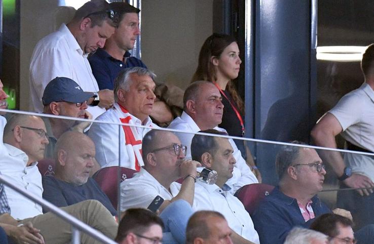 Premierul Ungariei a apărut cu fularul lui Sepsi la gât și a fost aplaudat de întreg stadionul  / Sursă foto: Raed Krishan(GSP)
