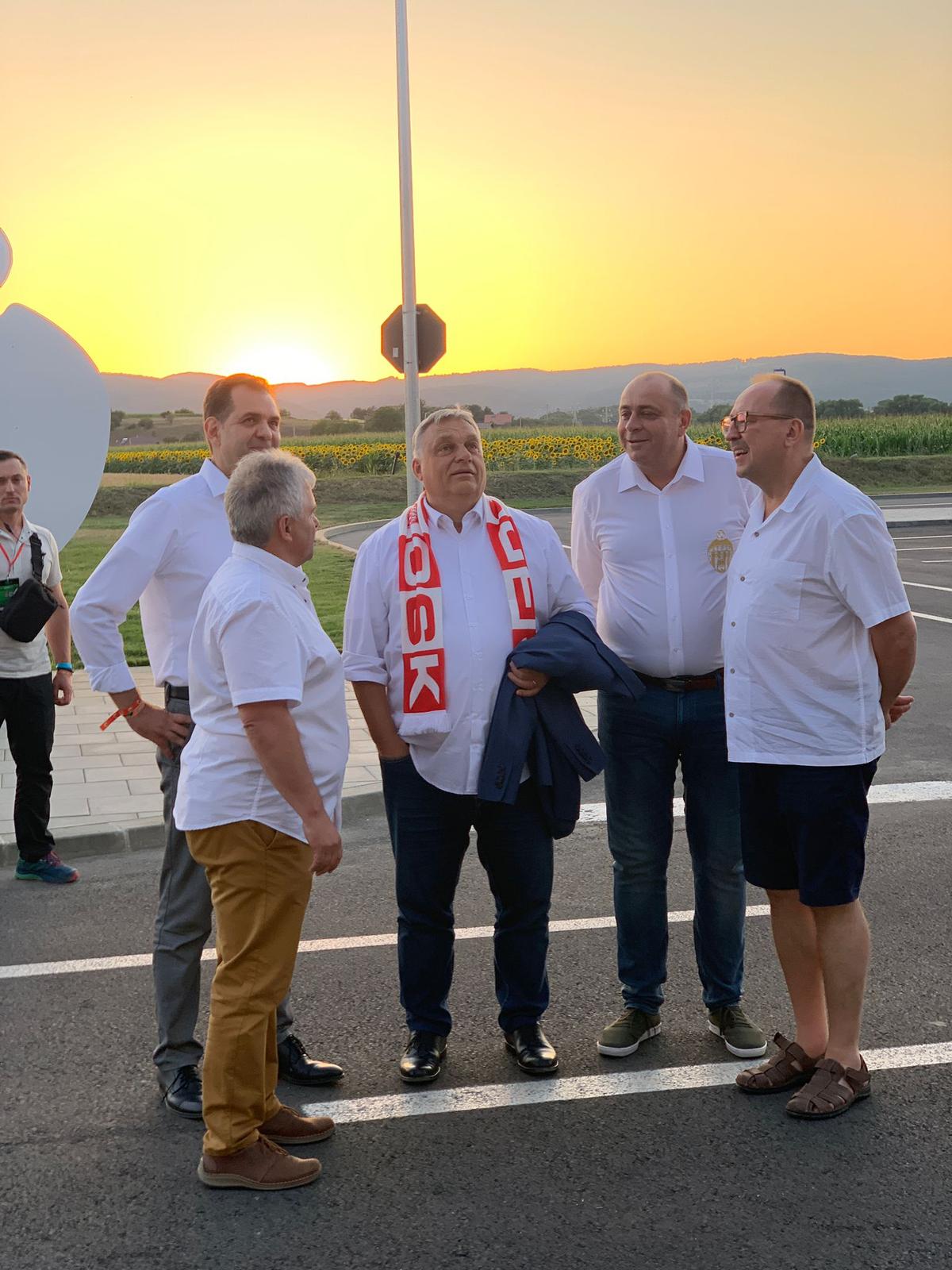 Viktor Orban, premierul Ungariei, a apărut cu fularul lui Sepsi la gât și a fost aplaudat de întreg stadionul » SPP-ul i-a controlat până și pe jurnaliști!