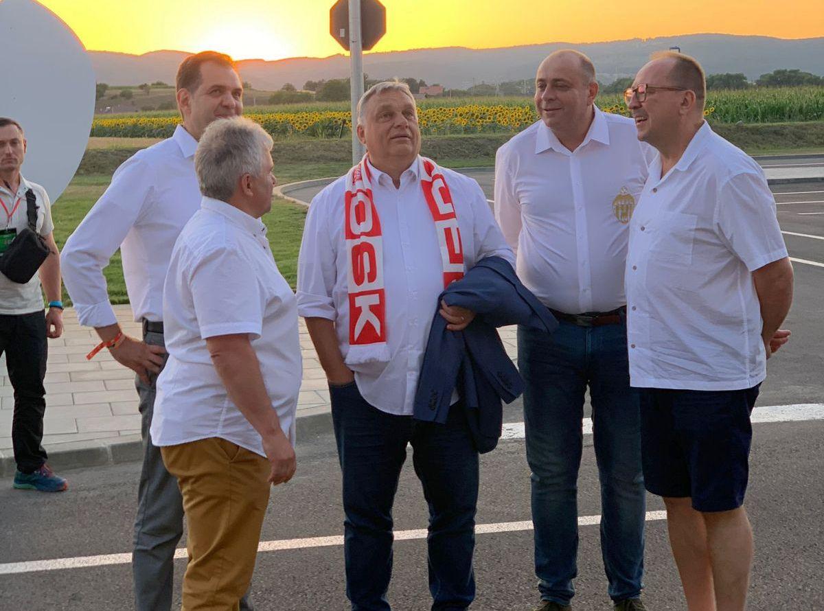 Viktor Orban, premierul Ungariei, a apărut cu fularul lui Sepsi la gât și a fost aplaudat de întreg stadionul » SPP-ul i-a controlat până și pe jurnaliști!