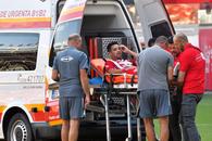 Scene uluitoare la Sepsi - FCU, primul meci al zilei din Superligă! Aproape să leșine de durere, fotbalistul n-a putut fi urcat în ambulanță dintr-un motiv incredibil