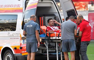 Scene uluitoare la Sepsi - FCU, primul meci al zilei din Superligă! Aproape să leșine de durere, fotbalistul n-a putut fi urcat în ambulanță dintr-un motiv incredibil
