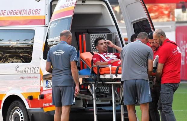 Scene uluitoare la Sepsi - FCU, primul meci al zilei din Superligă! Aproape să leșine de durere, fotbalistul n-a putut fi urcat în ambulanță dintr-un motiv incredibil
