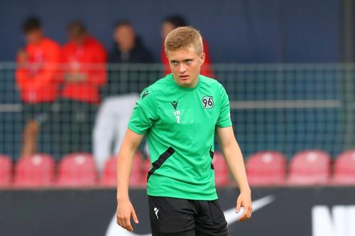 Mathew Collins, în echipamentul lui Hannover 96 // Foto: Imago