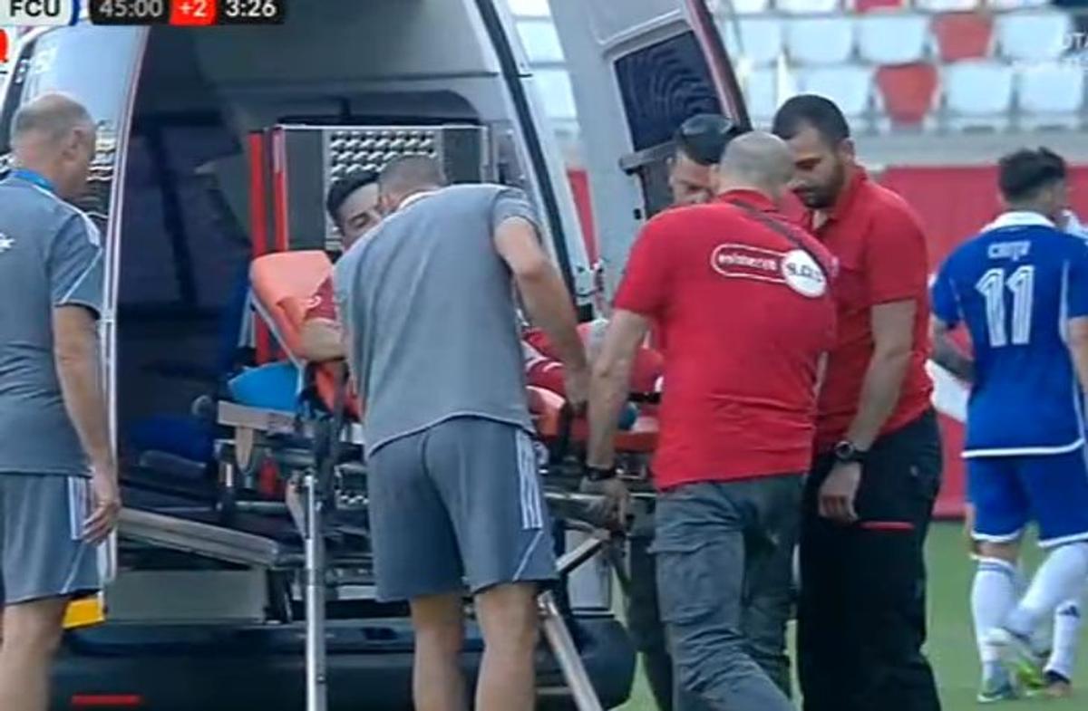 Scene uluitoare la Sepsi - FCU, primul meci al zilei din Superligă! Aproape să leșine de durere, fotbalistul n-a putut fi urcat în ambulanță dintr-un motiv incredibil