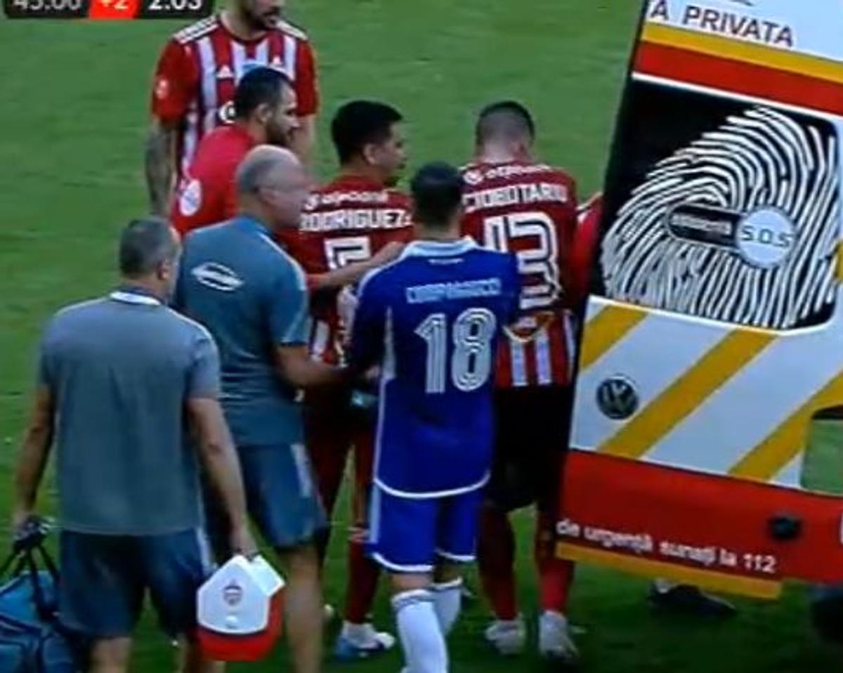Scene uluitoare la Sepsi - FCU, primul meci al zilei din Superligă! Aproape să leșine de durere, fotbalistul n-a putut fi urcat în ambulanță dintr-un motiv incredibil