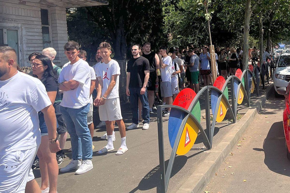 Scene uluitoare la Arena Națională: oameni rugați de MM Stoica să nu mai aștepte și să nu se mai așeze la coadă fiindcă nu mai ajung să intre în posesia unui bilet la derby