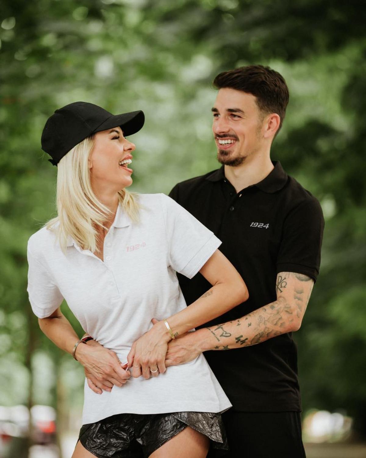 Sergiu Hanca și soția lui, Andreea, modele pentru o lansare de haine a Petrolului