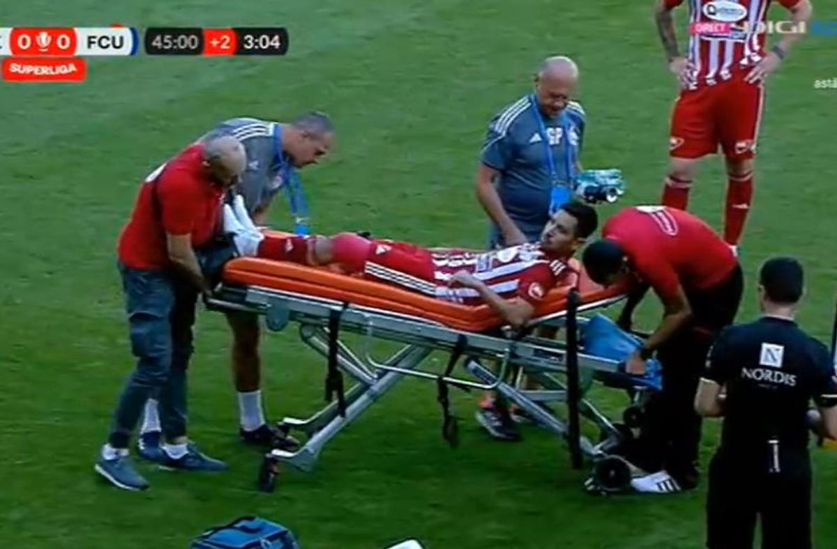 Scene uluitoare la Sepsi - FCU, primul meci al zilei din Superligă! Aproape să leșine de durere, fotbalistul n-a putut fi urcat în ambulanță dintr-un motiv incredibil