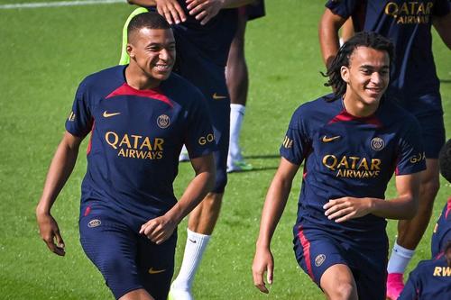 Kylian Mbappe (stânga) a revenit la antrenamentele lui PSG // Foto: Imago