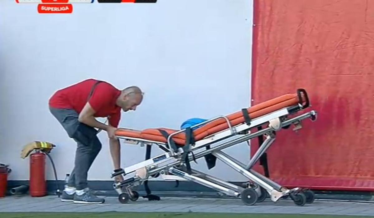 Scene uluitoare la Sepsi - FCU, primul meci al zilei din Superligă! Aproape să leșine de durere, fotbalistul n-a putut fi urcat în ambulanță dintr-un motiv incredibil