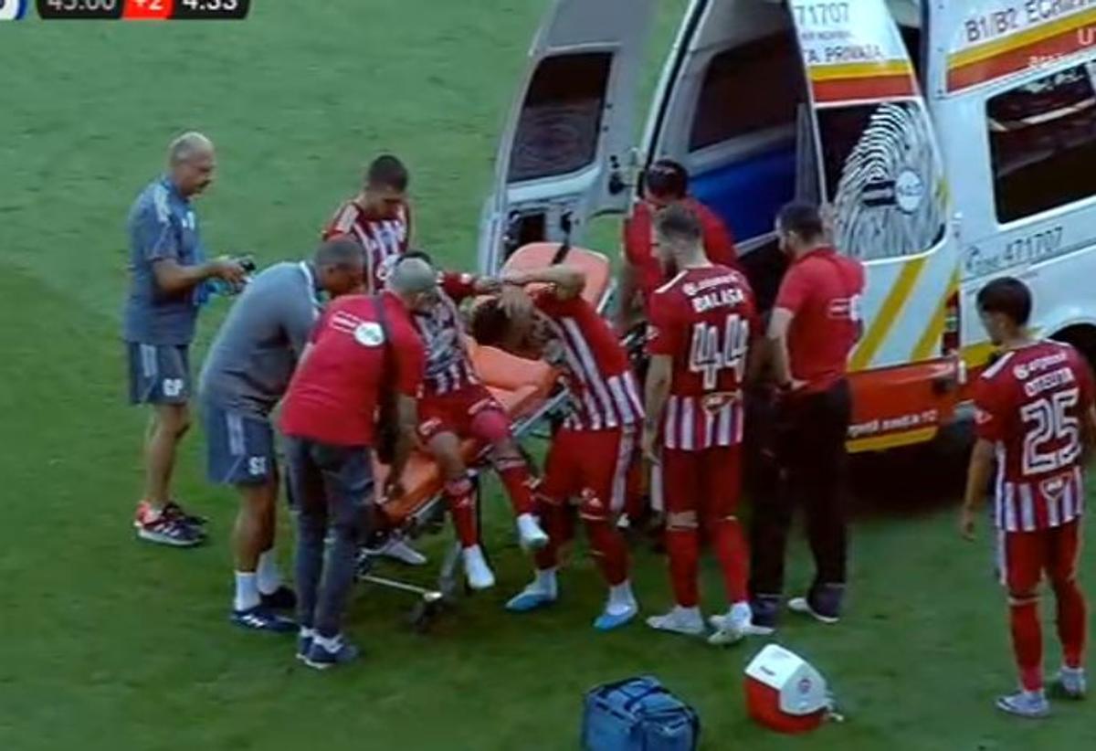 Scene uluitoare la Sepsi - FCU, primul meci al zilei din Superligă! Aproape să leșine de durere, fotbalistul n-a putut fi urcat în ambulanță dintr-un motiv incredibil