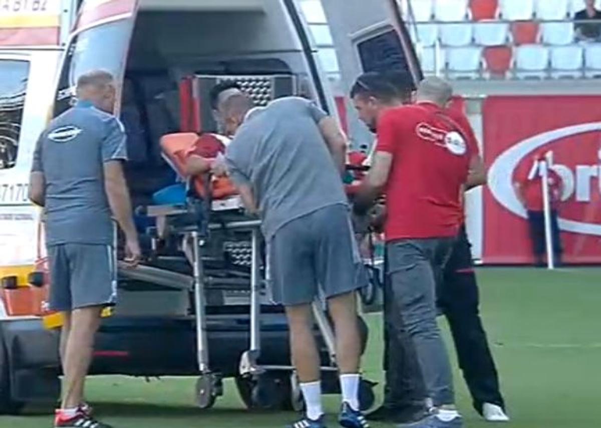 Scene uluitoare la Sepsi - FCU, primul meci al zilei din Superligă! Aproape să leșine de durere, fotbalistul n-a putut fi urcat în ambulanță dintr-un motiv incredibil