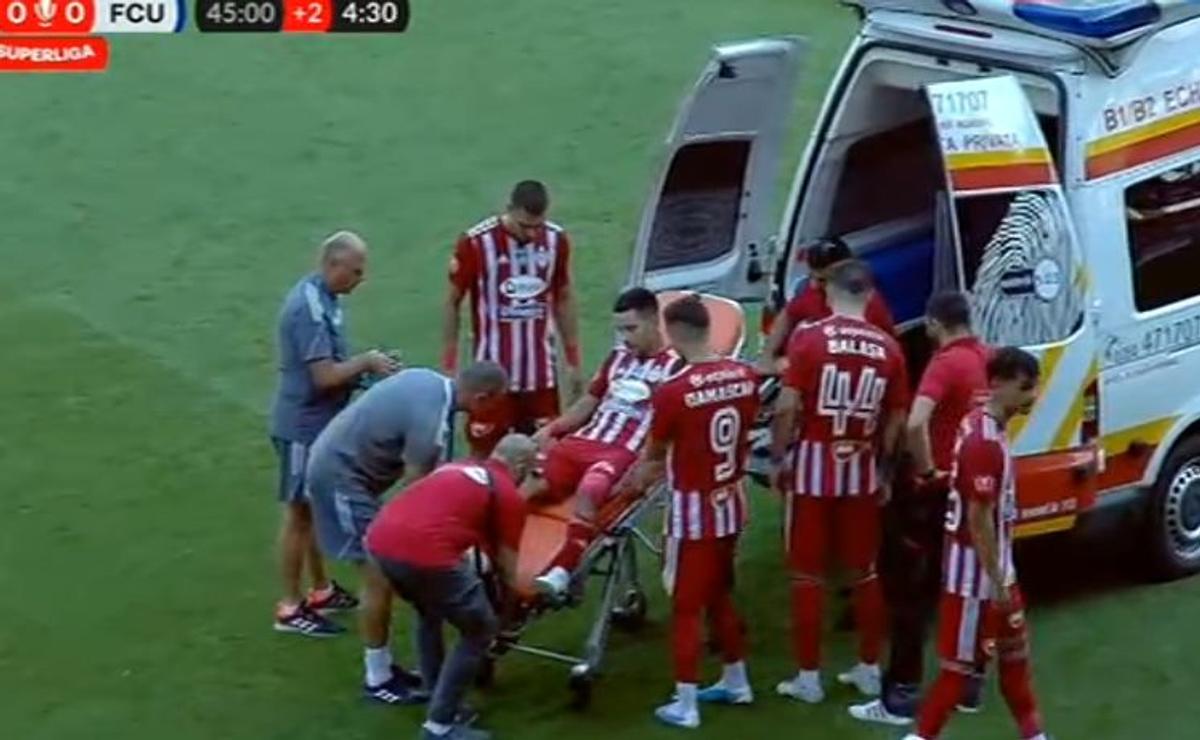 Scene uluitoare la Sepsi - FCU, primul meci al zilei din Superligă! Aproape să leșine de durere, fotbalistul n-a putut fi urcat în ambulanță dintr-un motiv incredibil
