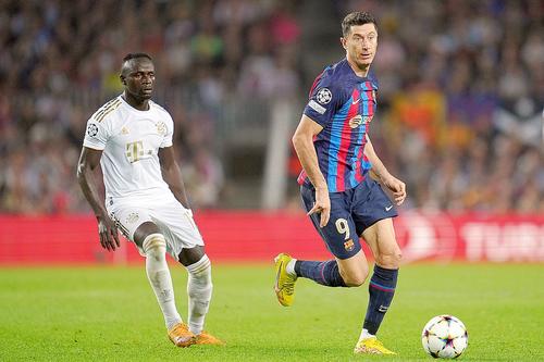 Sadio Mane, în stânga, într-un duel Barcelona - Bayern // foto: Imago Images