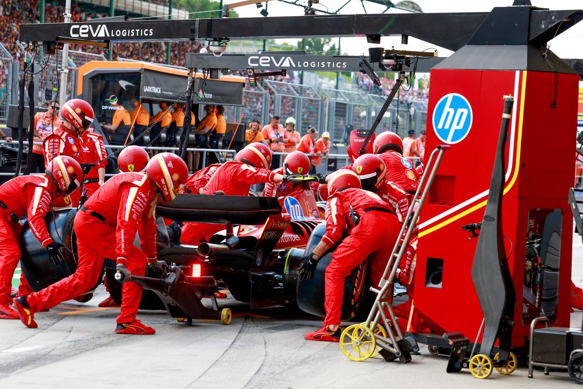 Cea mai controversată cursă a sezonului din Formula 1! I-a cedat locul pentru victorie după un ordin intern + incident ca în 2021 între Hamilton și Verstappen