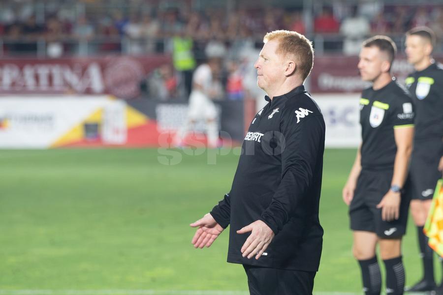 Neil Lennon în timpul meciului Rapid - CFR Cluj. FOTO: Ionuț Iordache (GSP) What's that, Mister Lennon?!
