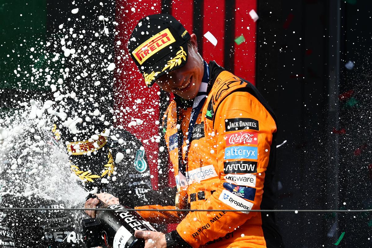 Cea mai controversată cursă a sezonului din Formula 1! I-a cedat locul pentru victorie după un ordin intern + incident ca în 2021 între Hamilton și Verstappen