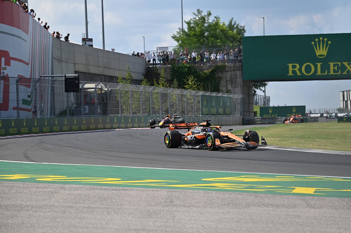 Cea mai controversată cursă a sezonului din Formula 1! I-a cedat locul pentru victorie după un ordin intern + incident ca în 2021 între Hamilton și Verstappen