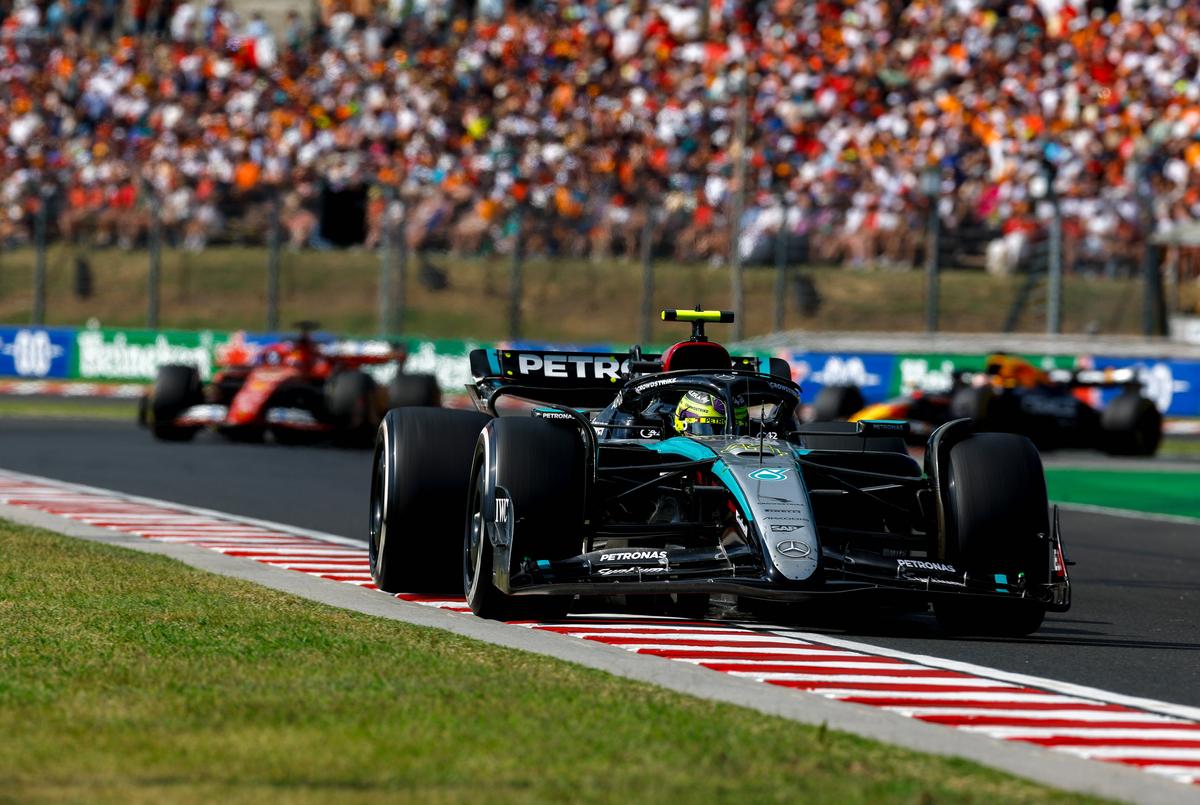 Cea mai controversată cursă a sezonului din Formula 1! I-a cedat locul pentru victorie după un ordin intern + incident ca în 2021 între Hamilton și Verstappen