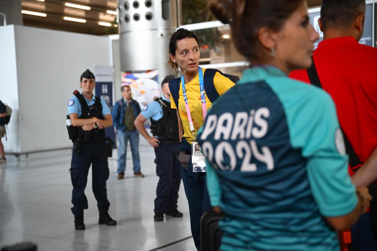 Sosirea la Paris a delegației olimpice a României - prima parte