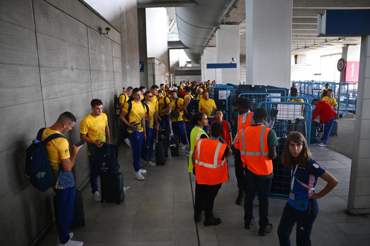 Sosirea la Paris a delegației olimpice a României - prima parte