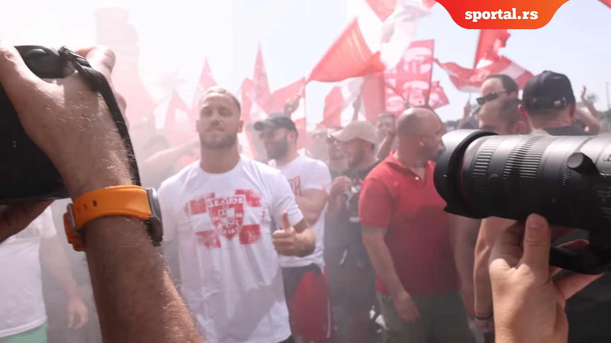 Celebra galerie a Stelei Roșii Belgrad „s-a mutat” pe aeroport » Fostul fotbalist al lui Inter a fost primit ca un rege