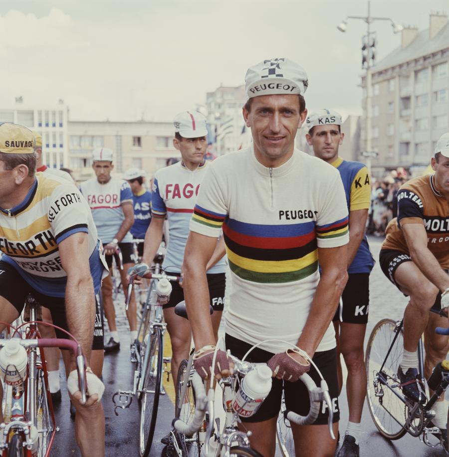 Tom Simpson, în tricoul de campion mondial, foto: Guliver/gettyimages „Urcați-mă pe bicicletă, urcați-mă pe bicicletă!” » În 1967, a murit în timpul Turului Franței, în urma unui cocktail ucigaș, pe o cățărare nemiloasă! Nici un „sărut” nu l-a putut salva