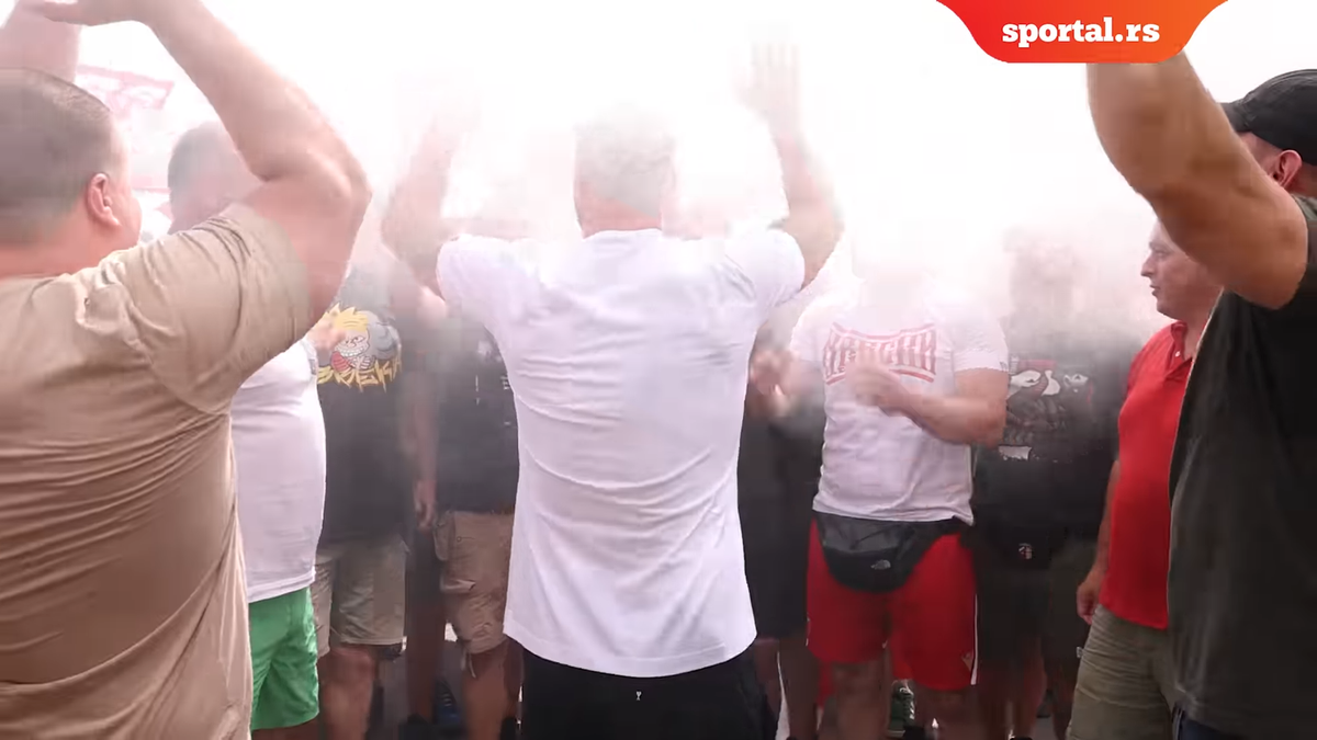 Celebra galerie a Stelei Roșii Belgrad „s-a mutat” pe aeroport » Fostul fotbalist al lui Inter a fost primit ca un rege