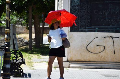 Cetățenii din Skopje iau măsuri împotriva căldurii / FOTO: Imago