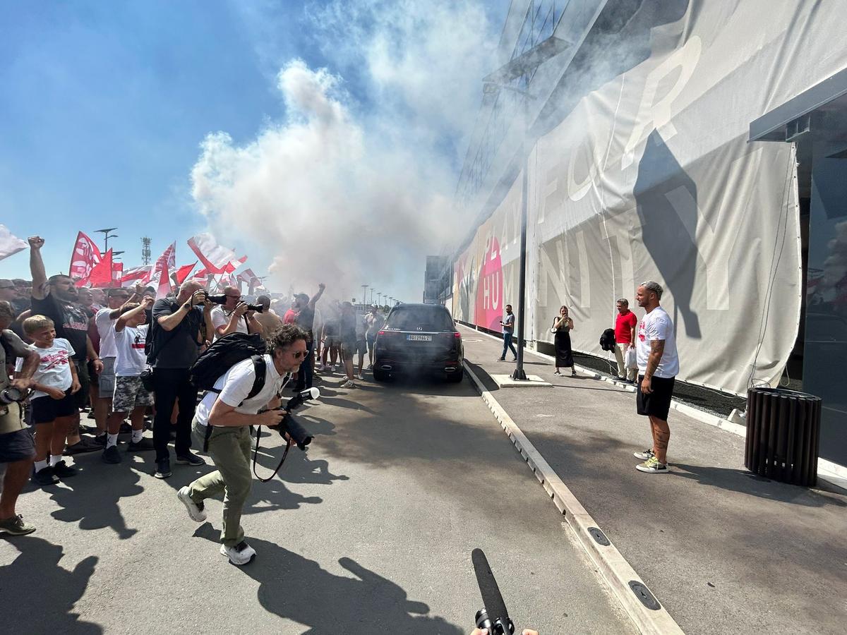 Celebra galerie a Stelei Roșii Belgrad „s-a mutat” pe aeroport » Fostul fotbalist al lui Inter a fost primit ca un rege