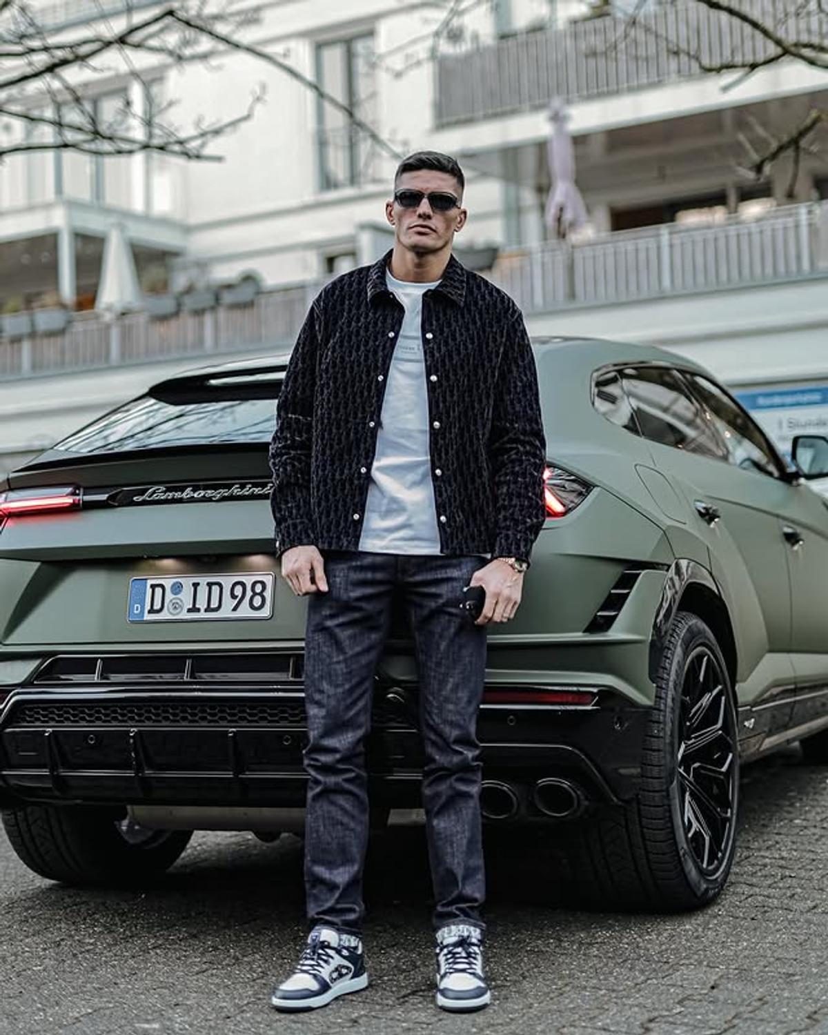 A câștigat lupta din UFC, apoi a pornit către podiumul Versace: „Arăt bine, nu?”