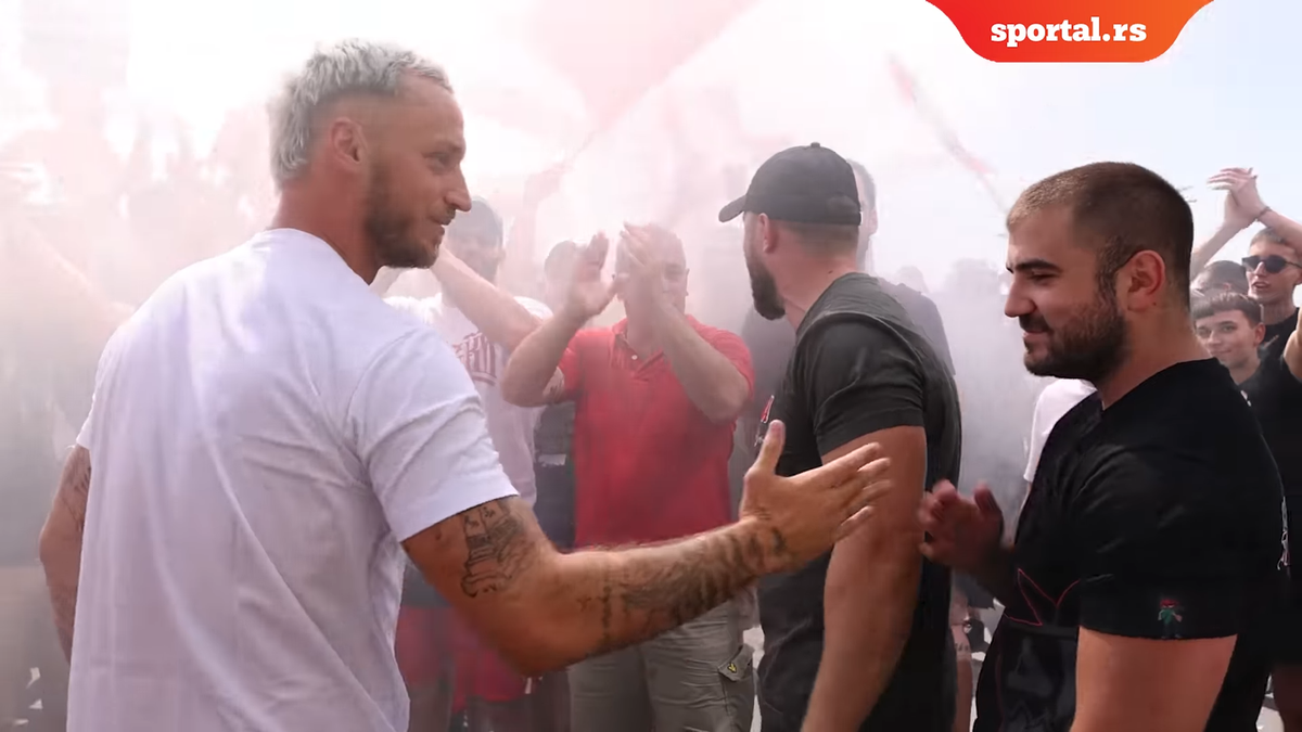 Celebra galerie a Stelei Roșii Belgrad „s-a mutat” pe aeroport » Fostul fotbalist al lui Inter a fost primit ca un rege