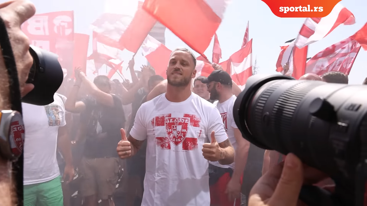 Celebra galerie a Stelei Roșii Belgrad „s-a mutat” pe aeroport » Fostul fotbalist al lui Inter a fost primit ca un rege