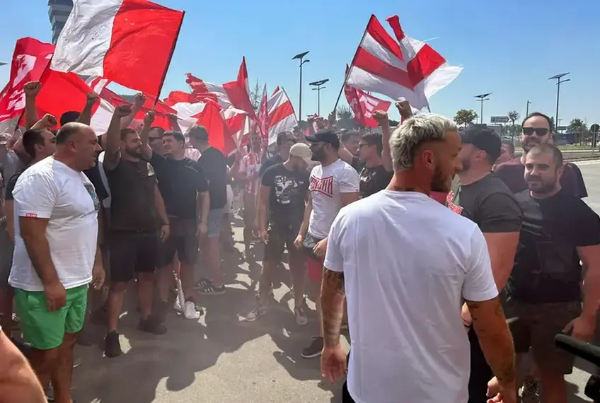 Atacantul Marko Arnautovic (36 de ani) a fost primit ca un rege de suporterii Stelei Roșii Belgrad. Ultrașii au făcut spectacol pe aeroport.
