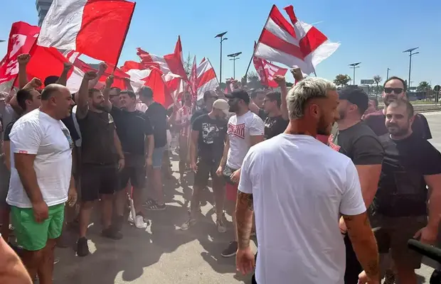 Celebra galerie a Stelei Roșii Belgrad „s-a mutat” pe aeroport » Fostul fotbalist al lui Inter a fost primit ca un rege