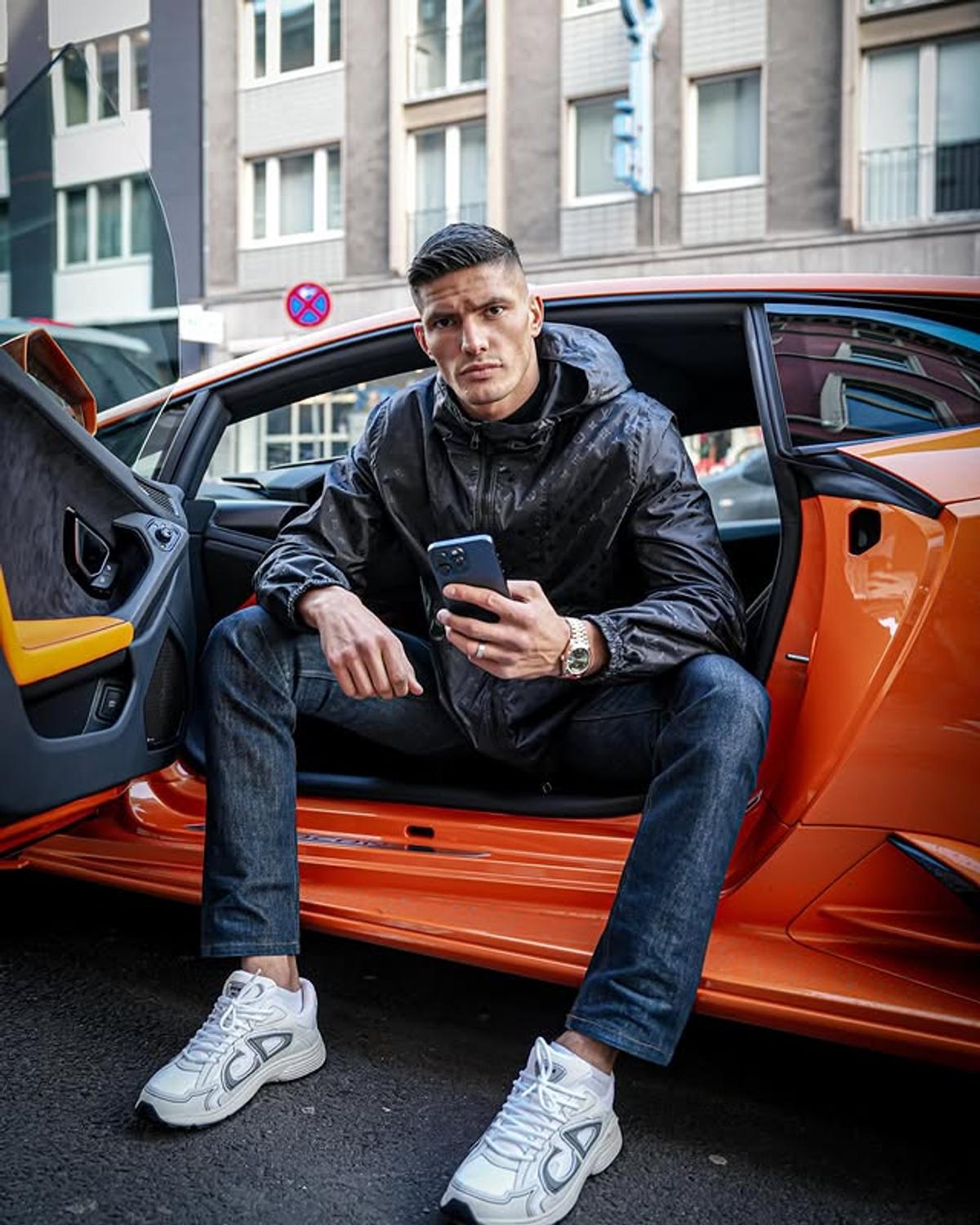 A câștigat lupta din UFC, apoi a pornit către podiumul Versace: „Arăt bine, nu?”