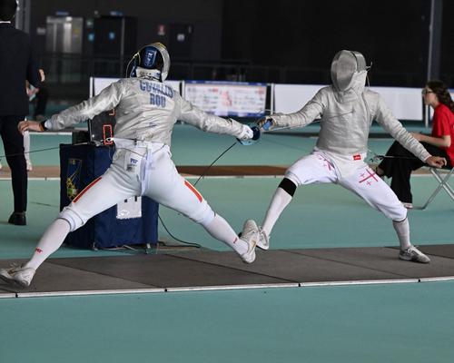 Vlad Covaliu (stânga), într-un duel din timpul Campionatelor Europene de la Genova 2025 Foto: European Fencing Confederation