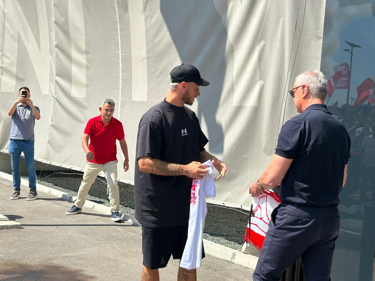 Celebra galerie a Stelei Roșii Belgrad „s-a mutat” pe aeroport » Fostul fotbalist al lui Inter a fost primit ca un rege
