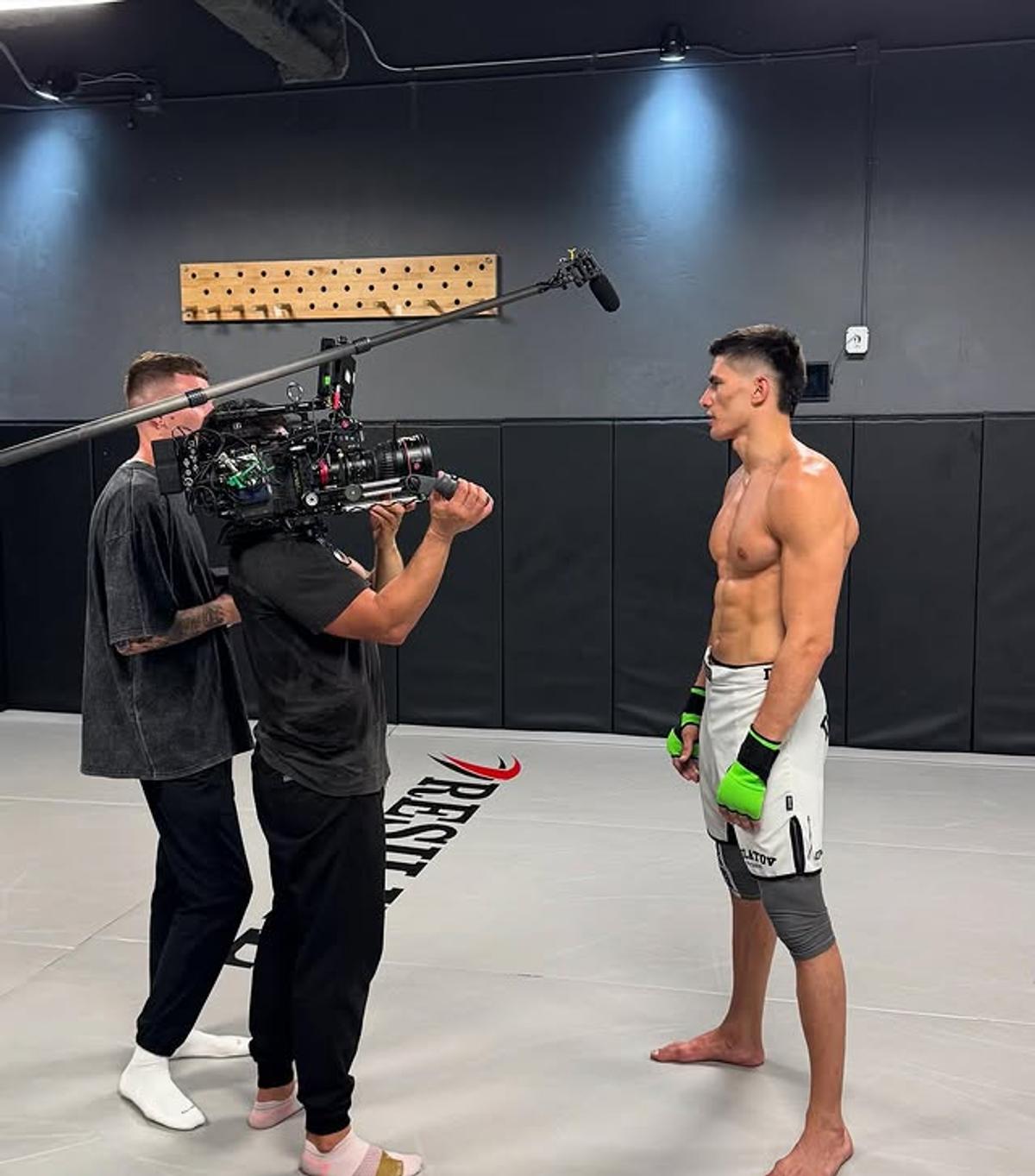 A câștigat lupta din UFC, apoi a pornit către podiumul Versace: „Arăt bine, nu?”