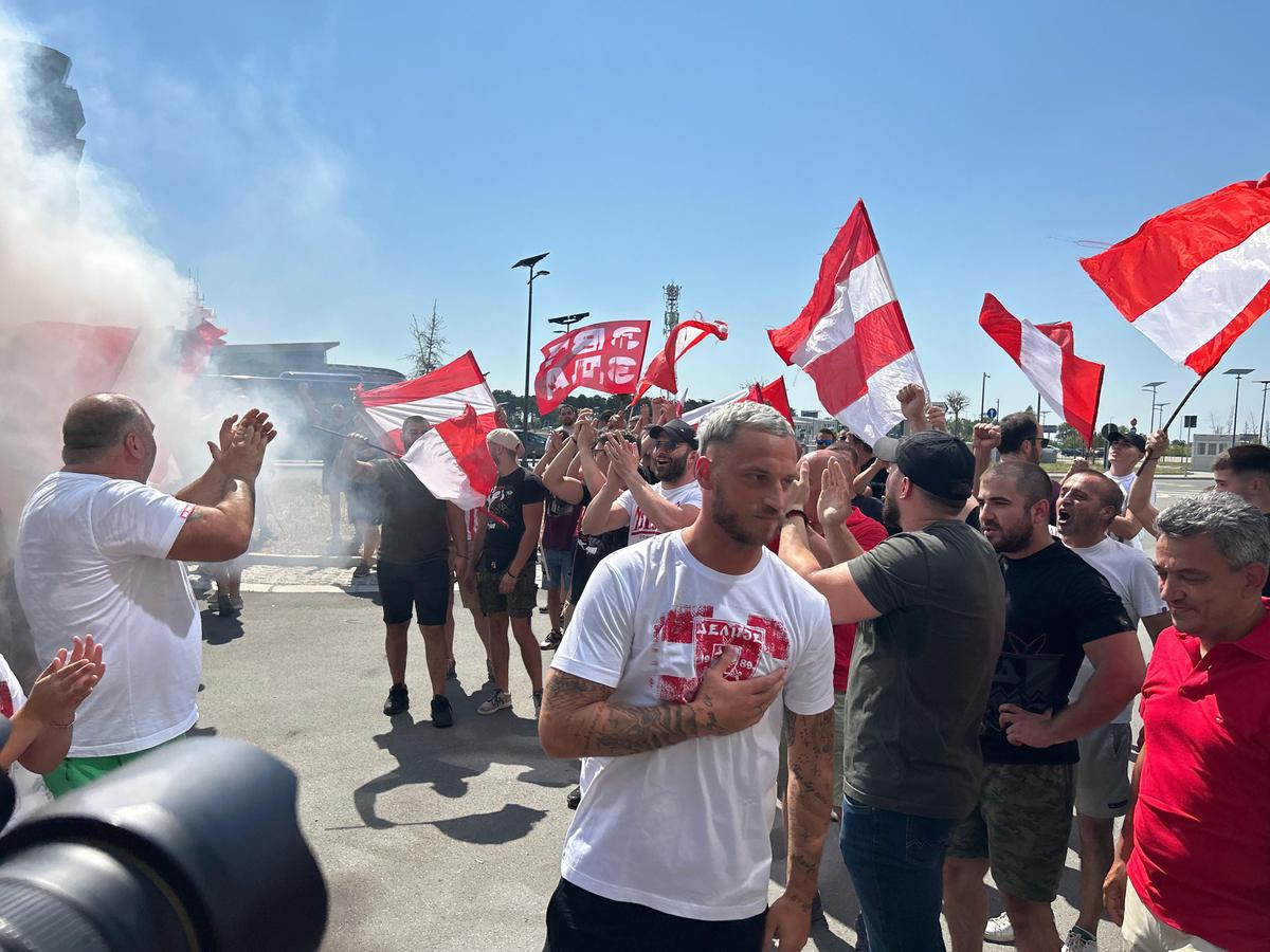 Celebra galerie a Stelei Roșii Belgrad „s-a mutat” pe aeroport » Fostul fotbalist al lui Inter a fost primit ca un rege